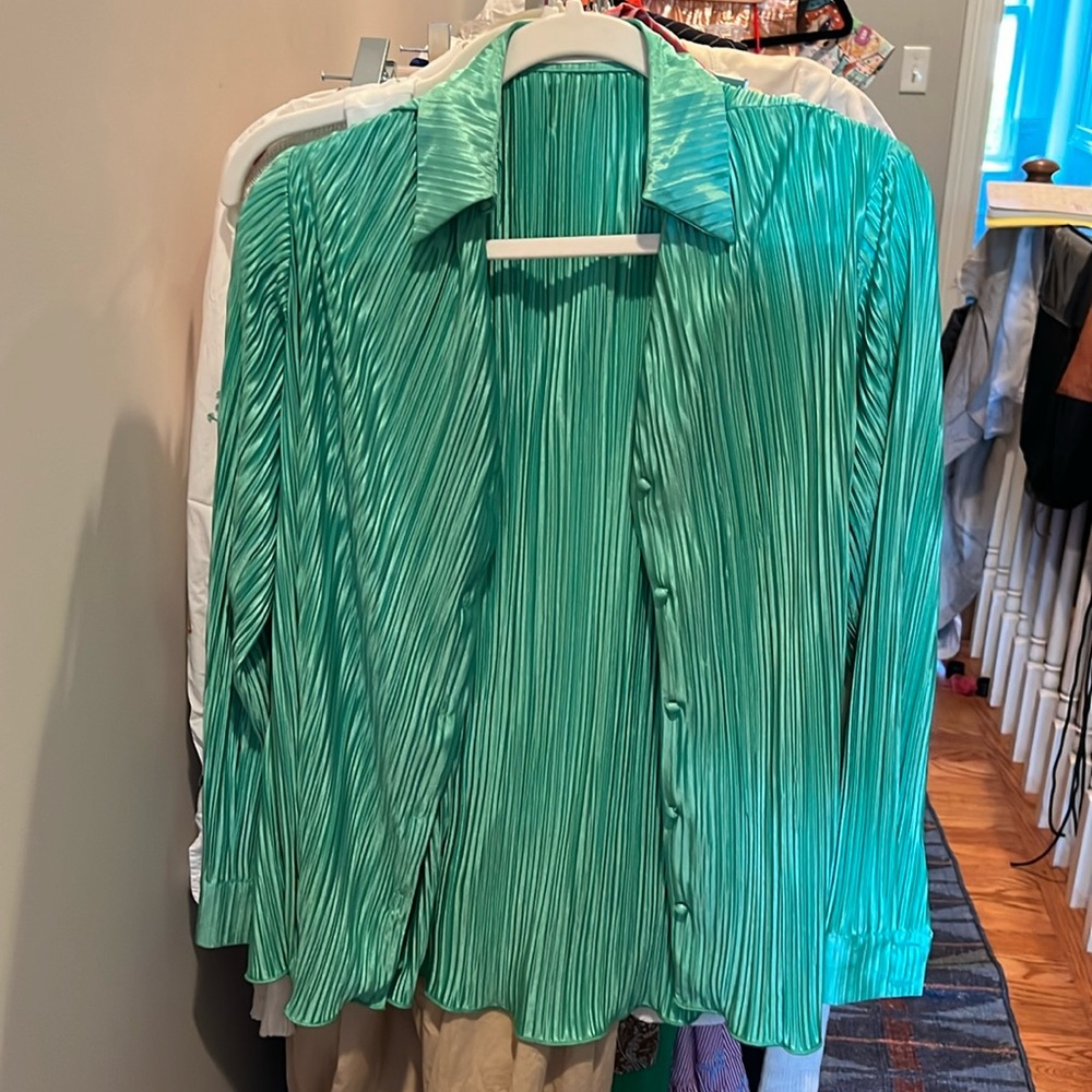 SHOW PO Green shiny pleated button up shirt